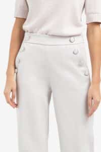 Broek met sierknopen